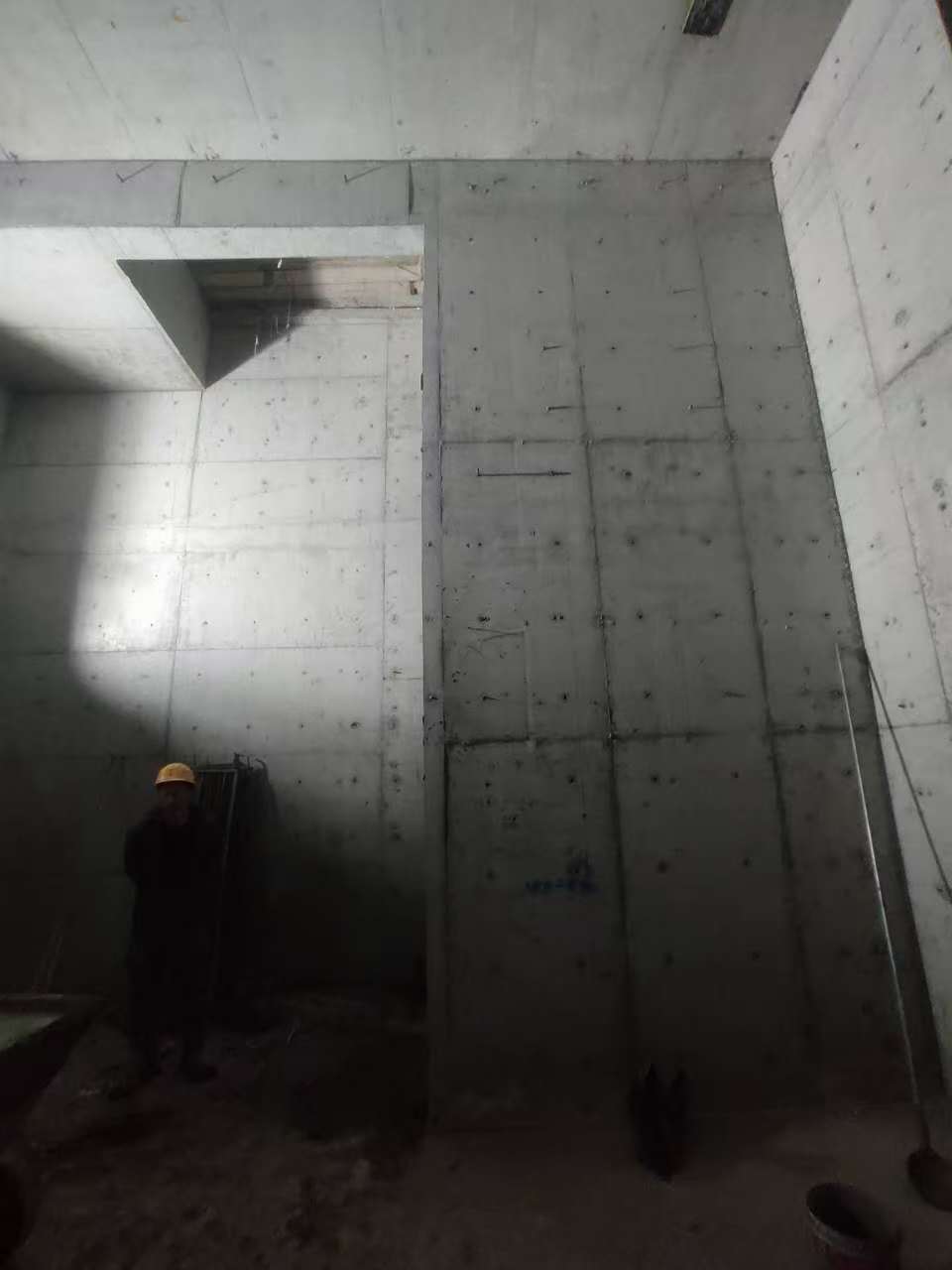 西城墙上开槽钢筋断了有影响吗